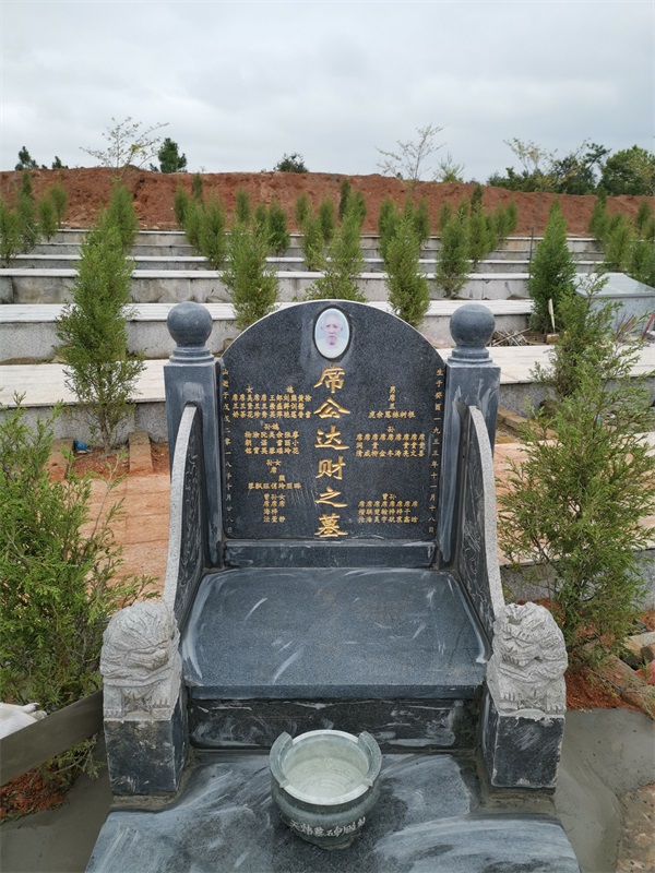 陈荣昌在奉新公墓点一狮形穴